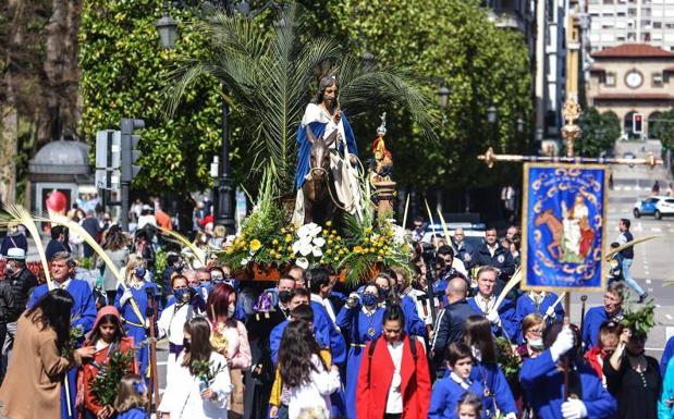 La Cofradía de La Borriquilla sale a la calle para inaugurar la Semana Santa de Oviedo